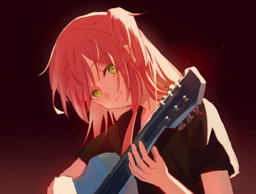 1girl black_shirt bocchi_the_rock! closed_mouth commentary green_eyes guitar hair_between_eyes head_tilt highres holding holding_instrument instrument kita_ikuyo long_hair mimmf music playing_instrument red_background redhead shirt short_sleeves side_ponytail sidelocks simple_background smile solo sweat upper_body