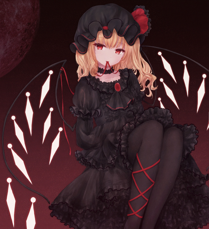 1girl alternate_costume ascot bebitera black_ascot black_choker black_dress black_pantyhose blonde_hair brooch choker collarbone crystal dress feet_out_of_frame flandre_scarlet flat_chest frills gothic_lolita hat highres jewelry juliet_sleeves leg_ribbon light_smile lolita_fashion long_sleeves looking_at_viewer medium_hair mob_cap moon mouth_hold one_side_up pantyhose puffy_sleeves red_background red_eyes red_ribbon ribbon simple_background sitting solo touhou wings