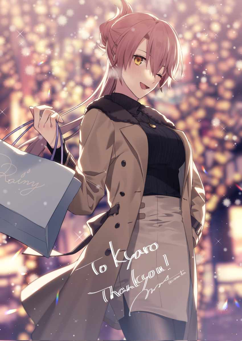 1girl bag breasts coat commission eiyuu_densetsu english_commentary english_text highres holding holding_bag jewelry large_breasts long_hair looking_at_viewer necklace night outdoors pink_hair ponytail risutora_desu sara_valestein sen_no_kiseki shopping_bag signature skeb_commission smile snow snowing solo sweater thigh-highs yellow_eyes