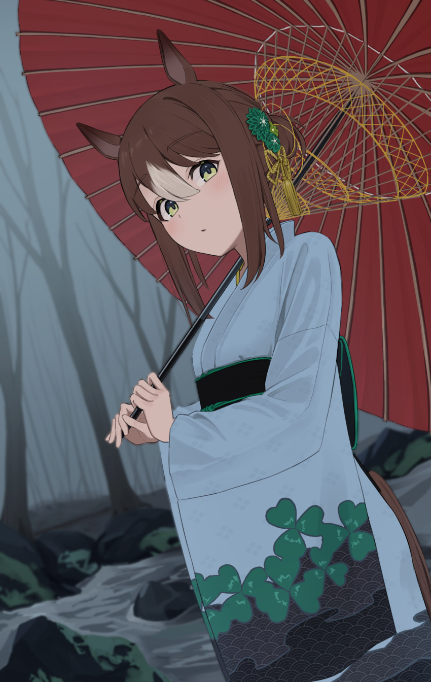 1girl alternate_costume animal_ears brown_hair cidersour clover_hair_ornament dutch_angle fine_motion_(umamusume) floral_print from_below from_side green_eyes hair_between_eyes hair_bun hair_ornament hair_ribbon highres holding holding_umbrella horse_ears horse_girl horse_tail japanese_clothes kimono looking_at_viewer multicolored_hair oil-paper_umbrella ribbon sidelocks single_hair_bun solo tail two-tone_hair umamusume umbrella white_hair white_kimono