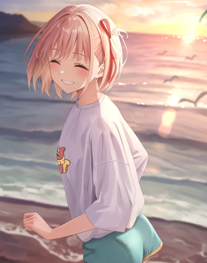 1girl absurdres beach bird blonde_hair blue_shorts blurry blurry_background blush breasts closed_eyes clouds cloudy_sky commentary_request evening feathered_wings flying fujizarashi hair_ribbon highres lips lycoris_recoil medium_breasts nishikigi_chisato ocean outdoors red_ribbon ribbon sand shirt short_hair short_shorts short_sleeves shorts sky smile standing sun sunset t-shirt teeth water white_shirt wings yellow_sky