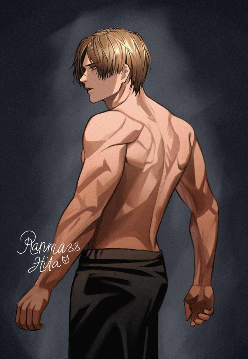 1boy artist_name back black_pants blue_eyes brown_hair curtained_hair from_side grey_background highres leon_s._kennedy male_focus muscular muscular_male pants parted_lips ranma88hita resident_evil resident_evil_4 resident_evil_4_(remake) short_hair signature simple_background standing topless_male