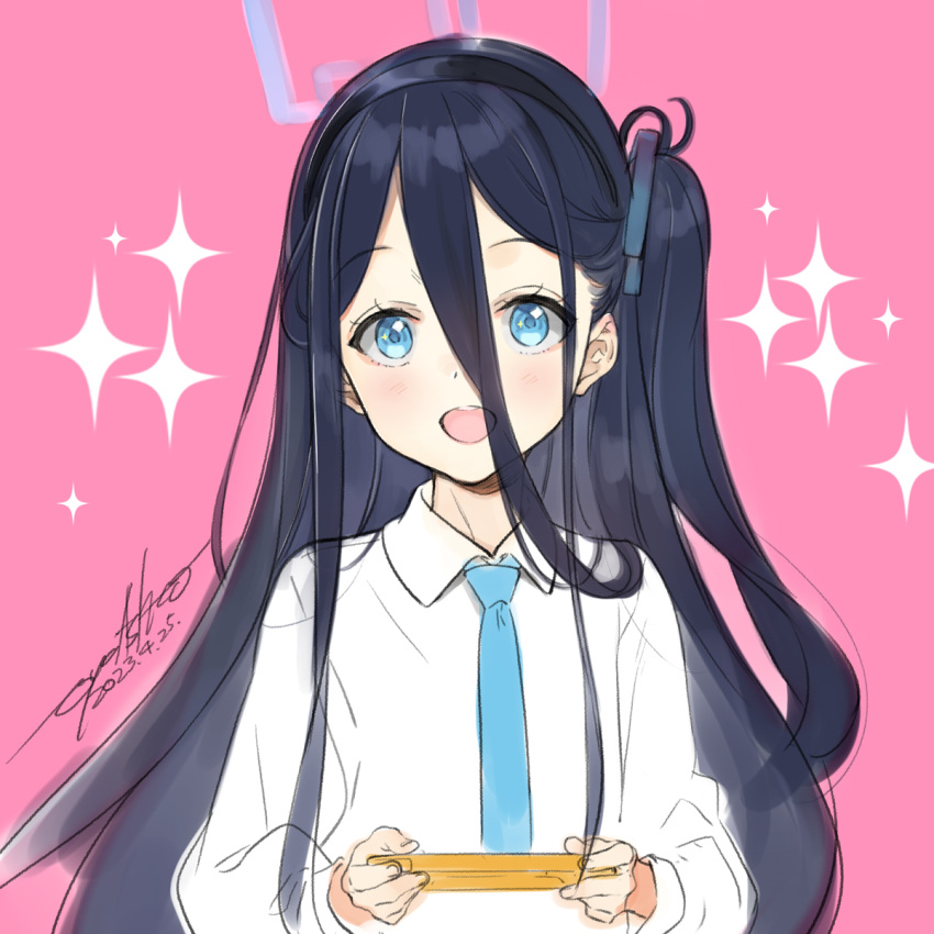 1girl aris_(blue_archive) black_hair black_hairband blue_archive blue_eyes blue_necktie blush collared_shirt commentary_request dated hair_between_eyes hairband halo handheld_game_console highres holding holding_handheld_game_console long_hair looking_at_viewer necktie one_side_up open_mouth oyari_ashito pink_background shirt signature sketch smile solo sparkle straight-on upper_body white_shirt
