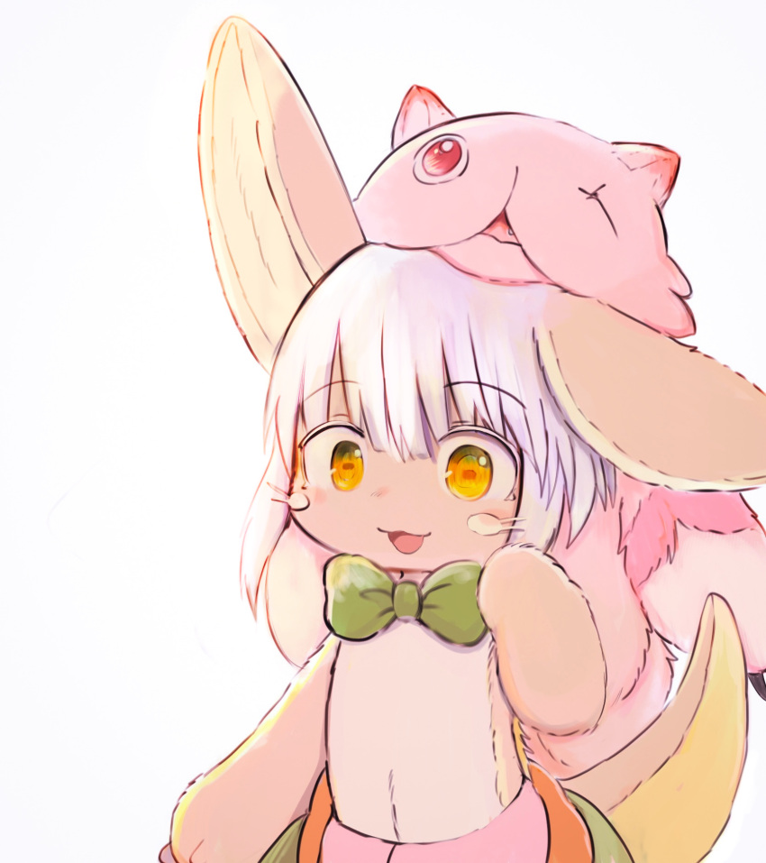 1other :3 androgynous animal_ears body_fur bow brown_fur furry green_bow highres horizontal_pupils long_hair looking_at_viewer made_in_abyss mitty_(made_in_abyss) nanachi_(made_in_abyss) open_mouth other_focus pumichi simple_background smile topless white_hair yellow_eyes