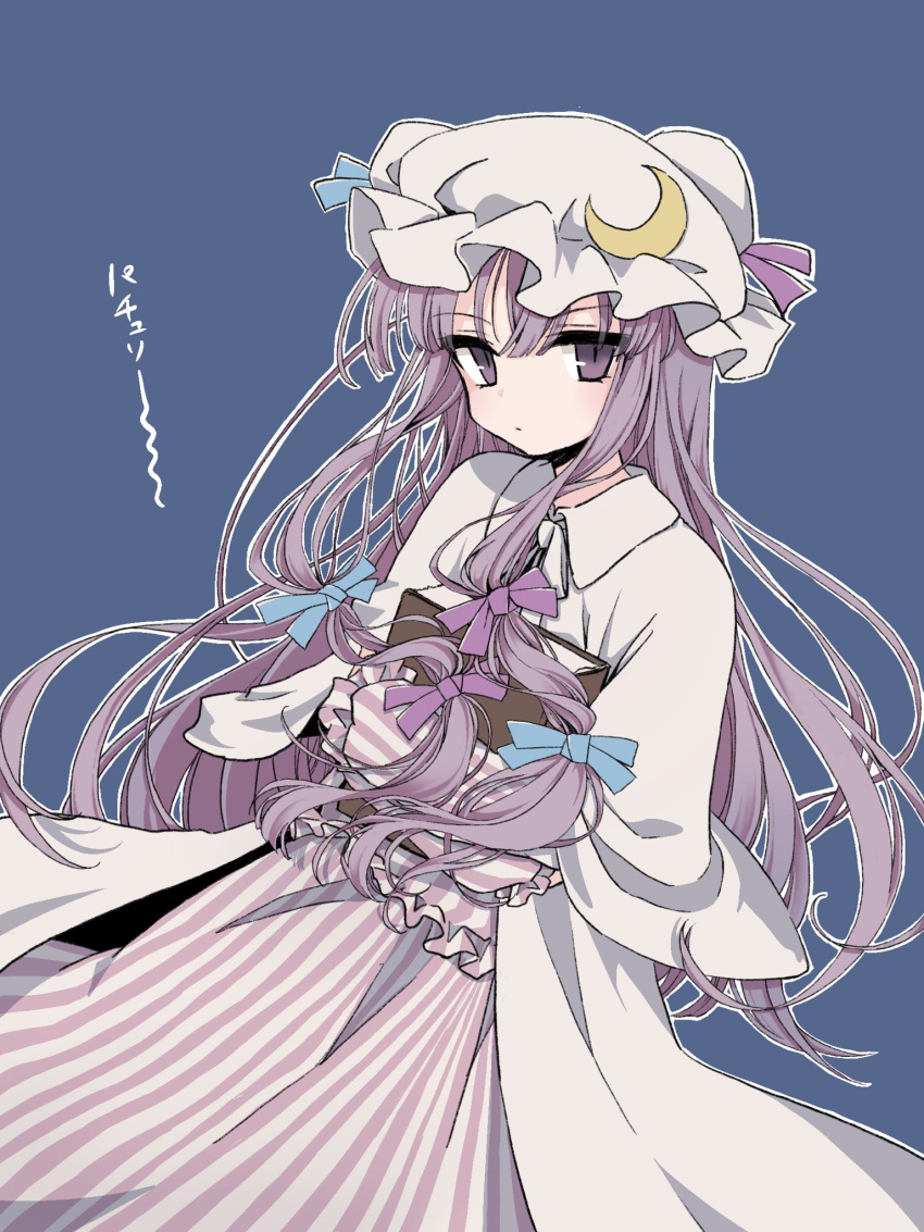 1girl blue_background blue_bow bow capelet closed_mouth commentary_request crescent crescent_pin dress hair_bow hat highres long_hair looking_at_viewer mob_cap patchouli_knowledge purple_bow purple_dress purple_hair sidelocks simple_background solo striped striped_dress touhou vertical-striped_dress vertical_stripes violet_eyes white_capelet white_dress white_headwear ya_(inkokatte)