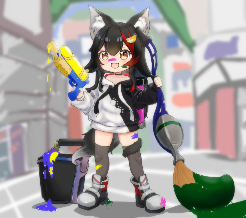 1girl aged_down animal_ears black_choker black_hair boots brown_eyes bucket choker commentary_request dongchuan full_body highres hololive long_hair looking_at_viewer multicolored_hair ookami_mio ookami_mio_(3rd_costume) open_mouth paint_on_body paint_on_clothes paint_splatter paintbrush redhead smile solo splatoon_(series) streaked_hair super_soaker tail tail_around_own_leg virtual_youtuber wolf_ears wolf_girl wolf_tail