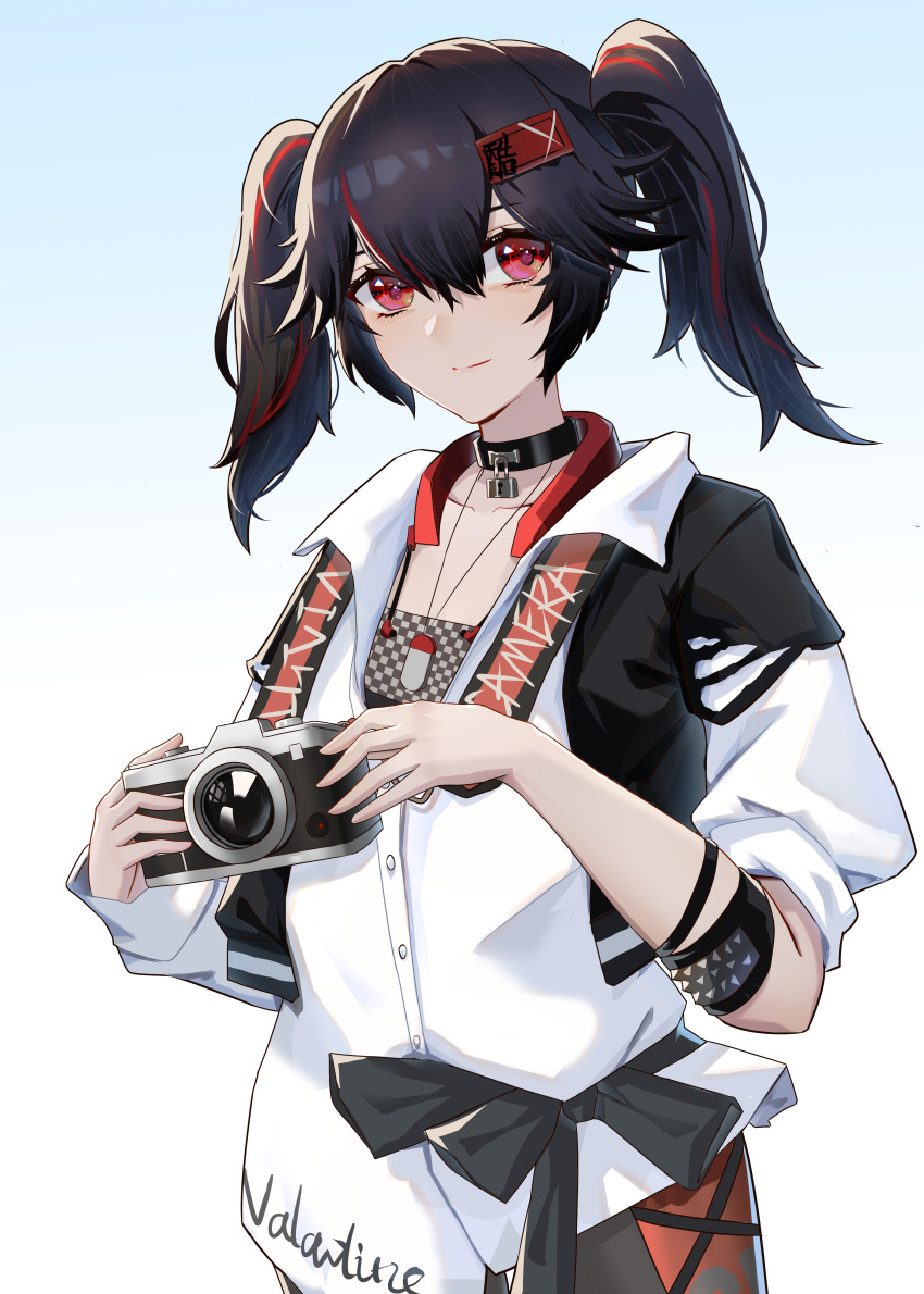 1girl absurdres black_hair camera closed_mouth hair_between_eyes highres holding holding_camera kongbai_huanxiang lock long_hair lucia_(punishing:_gray_raven) multicolored_hair ofuda_on_head padlock padlocked_collar punishing:_gray_raven red_eyes redhead sidelocks streaked_hair two_side_up