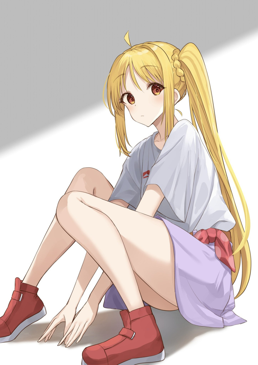 1girl ahoge arms_between_legs belt blonde_hair bocchi_the_rock! expressionless gradient_background grey_background grey_shirt highres ijichi_nijika kanaria_hisagi knees_to_chest long_hair looking_at_viewer purple_skirt red_eyes red_footwear shirt side_ponytail sidelocks simple_background sitting skirt solo thigh-highs white_background wide_sleeves