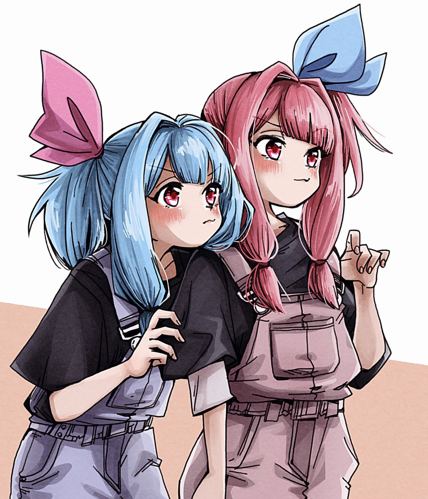 2girls black_shirt blue_bow blue_hair blue_overalls blunt_bangs blush bow closed_mouth commentary cowboy_shot hair_bow hair_intakes hand_on_another's_arm hand_up hiding hiding_behind_another highres kotonoha_akane kotonoha_aoi layered_shirt leaning_forward looking_ahead multiple_girls natsu_tuna orange_background overalls pink_bow pink_hair pink_overalls raised_eyebrow red_eyes shirt siblings side_ponytail sidelocks sisters smirk strap_pull two-tone_background v-shaped_eyebrows voiceroid wavy_mouth white_background white_shirt
