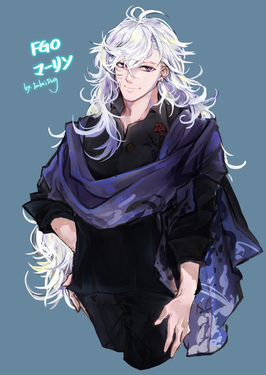 1boy ahoge black_shirt blue_background collared_shirt dogdogwanwan fate/grand_order fate_(series) hair_between_eyes hand_on_own_hip highres long_hair looking_at_viewer male_focus merlin_(camelot_&amp;_co)_(fate) merlin_(fate) official_alternate_costume purple_scarf scarf shirt signature simple_background smile solo very_long_hair violet_eyes