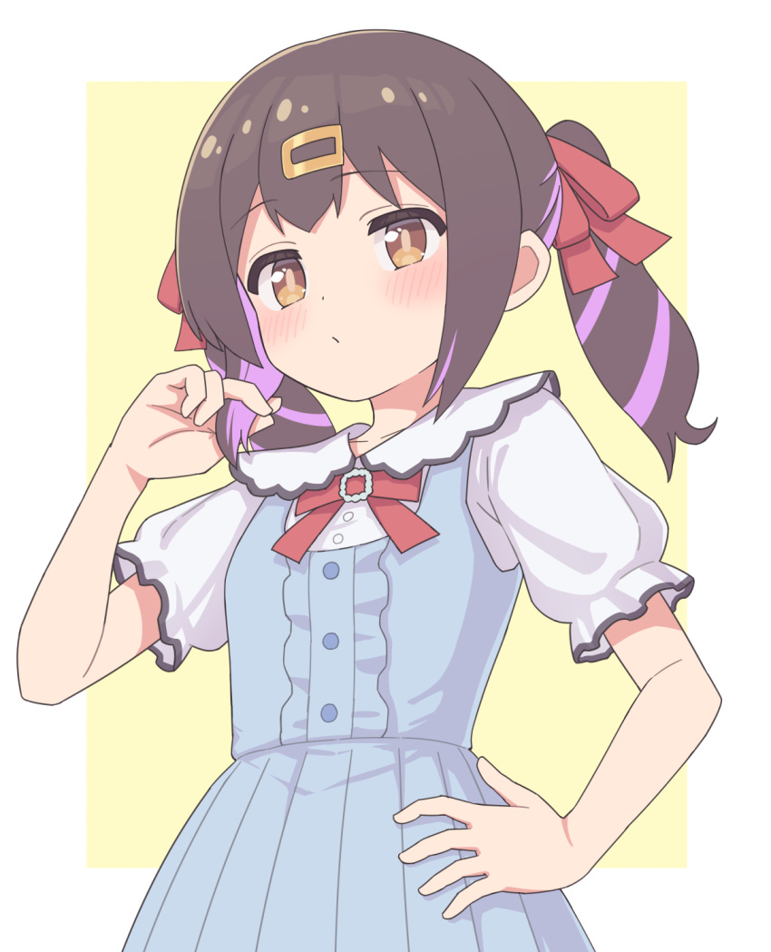 1girl black_hair blue_dress blush brown_eyes center_frills commentary dot_nose dress frills frown hair_ornament hair_ribbon hairclip hand_on_own_hip hand_up highres holding holding_hair long_hair looking_at_viewer multicolored_hair onii-chan_wa_oshimai! oyama_mihari puffy_short_sleeves puffy_sleeves purple_hair red_ribbon ribbon rundraw short_sleeves simple_background solo twintails two-tone_hair yellow_background
