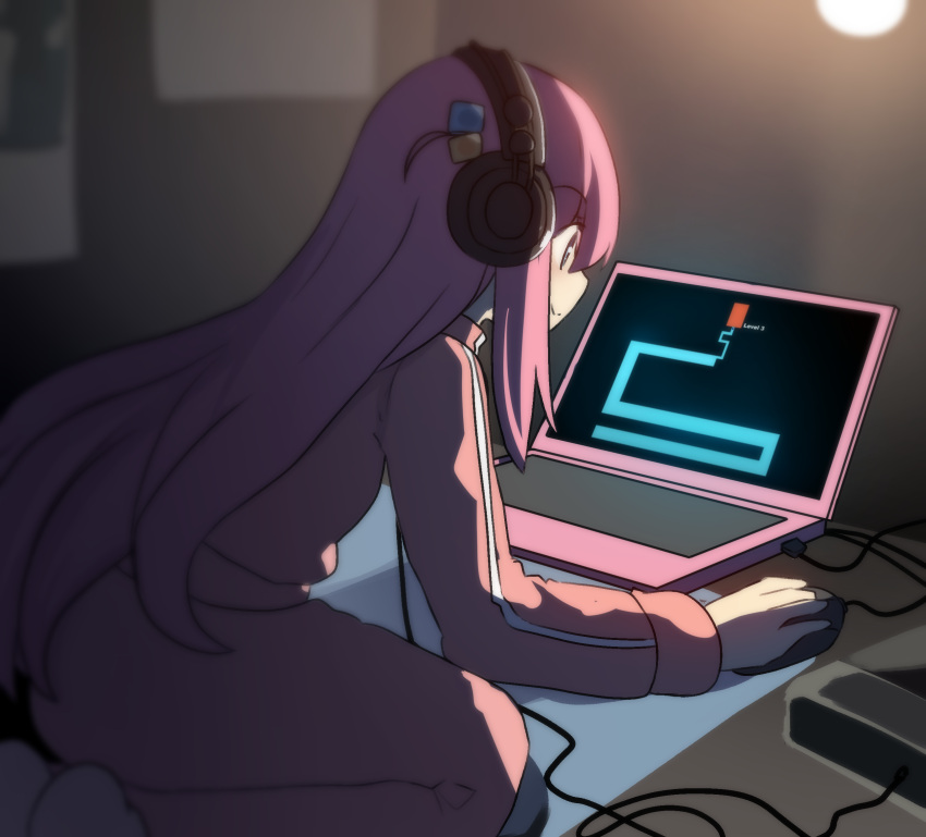 1girl bocchi_the_rock! commentary computer cube_hair_ornament english_commentary gotou_hitori hair_between_eyes hair_ornament headphones highres hinghoi jacket laptop long_hair long_sleeves looking_at_screen meme mouse_(computer) one_side_up pants pink_hair pink_jacket pink_pants scary_maze_game screamer sidelocks sitting smile solo