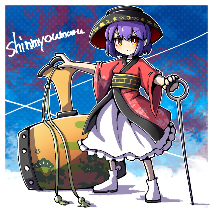 1girl black_headwear blue_background bowl bowl_hat bright_pupils character_name closed_mouth commentary full_body hat highres hurin_raika japanese_clothes kimono looking_at_viewer miracle_mallet needle purple_hair red_kimono sash short_hair skirt socks solo standing sukuna_shinmyoumaru touhou v-shaped_eyebrows white_pupils white_skirt white_socks wide_sleeves