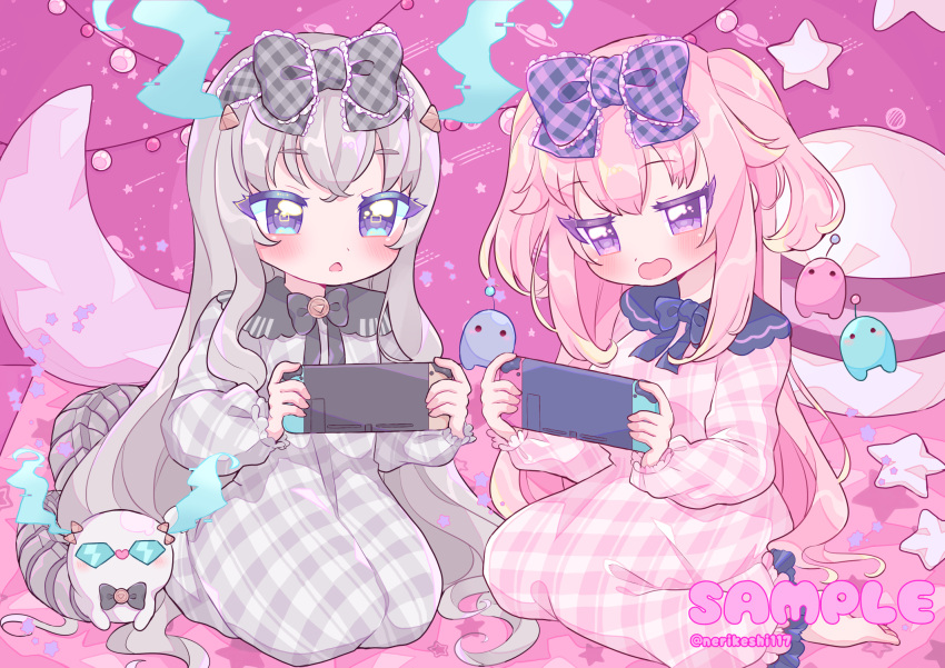 2girls alien bow commission dragon_girl game_console grey_hair handheld_game_console highres holding holding_handheld_game_console holographic_horns hoshifuri_iku ibuki_meno ikumin_(hoshifuri_iku) long_hair mechanical_tail multiple_girls nintendo_switch otagon_(ibuki_meno) pink_hair plaid plaid_bow playing_games prism_project sample_watermark shinonome_pinano skeb_commission sleepover sleepwear symbol-shaped_pupils tail two_side_up violet_eyes virtual_youtuber