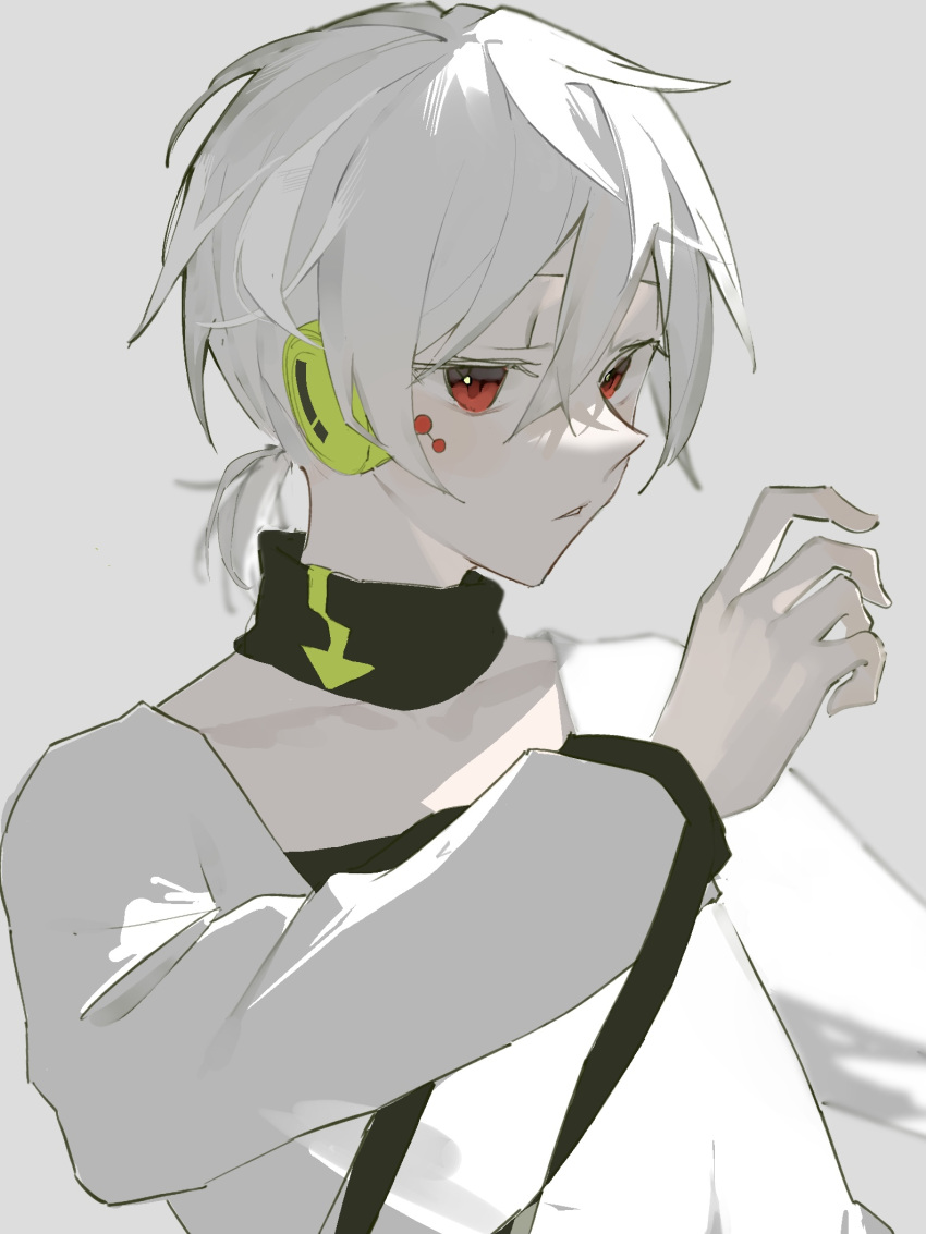1boy albino facial_mark facing_to_the_side grey_background headphones highres jacket kagerou_project konoha_(kagerou_project) long_sleeves looking_at_viewer low_ponytail male_focus mo011010 pale_skin parted_lips red_eyes short_ponytail solo white_hair white_jacket