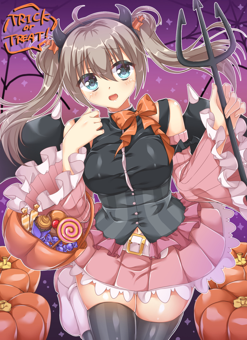 1girl ahoge aqua_eyes bare_shoulders basket bat_ornament black_shirt black_thighhighs blush bow breasts brown_hair candy commentary_request cosplay cowboy_shot demon_horns detached_sleeves double-parted_bangs eyes_visible_through_hair fake_horns food frilled_skirt frilled_sleeves frills hair_between_eyes halloween halloween_bucket hands_up head_tilt highres holding holding_basket holding_trident horns large_breasts looking_at_viewer miniskirt nicoseiga_45578174 official_alternate_costume official_alternate_hairstyle open_mouth orange_bow pink_skirt pink_sleeves pleated_skirt pumpkin purple_background sanoba_witch shiiba_tsumugi shirt shy simple_background skirt sleeveless sleeveless_shirt smile solo speech_bubble standing standing_on_one_leg thigh-highs thighs trick_or_treat twintails white_footwear wide_sleeves zettai_ryouiki