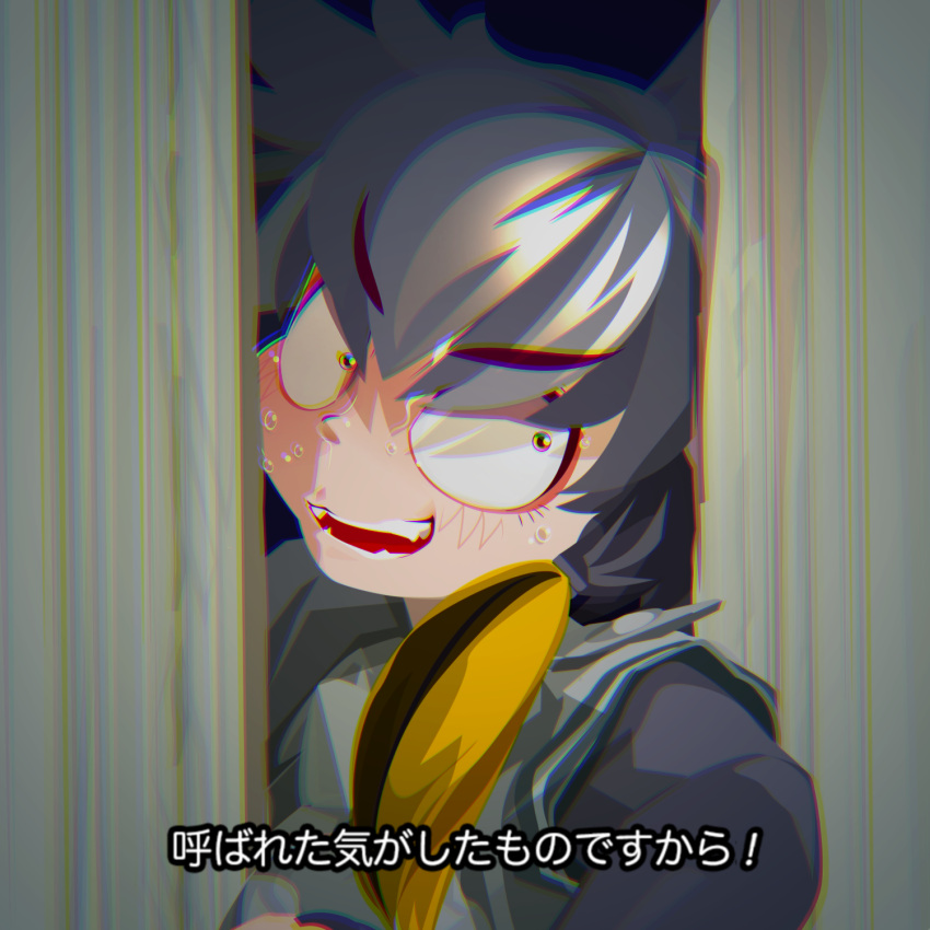 1girl blonde_hair blush broken_door brown_eyes commentary_request constricted_pupils grey_hair grey_shirt here's_johnny!_(meme) highres kemono_friends long_hair meme multicolored_hair open_mouth shirt shoebill_(kemono_friends) sidelocks smile solo subtitled sweat teeth the_shining translation_request upper_body yukiman
