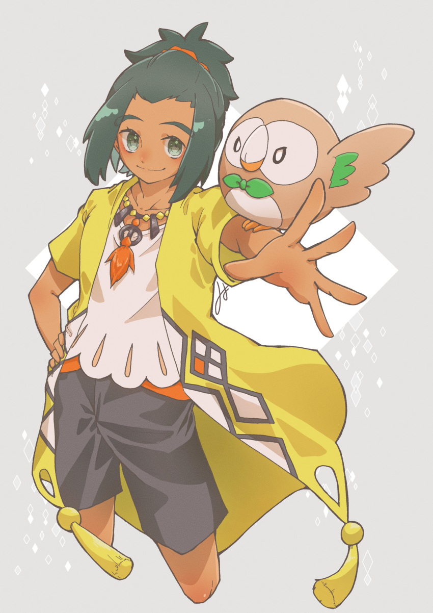 1boy cropped_legs dark-skinned_male dark_skin green_eyes green_hair grey_background hand_on_own_hip hau_(pokemon) hau_(sygna_suit)_(pokemon) highres jewelry looking_at_viewer male_focus miyopippi necklace official_alternate_costume outstretched_arm pokemon pokemon_(creature) pokemon_(game) pokemon_masters_ex rowlet shirt signature smile solo wings