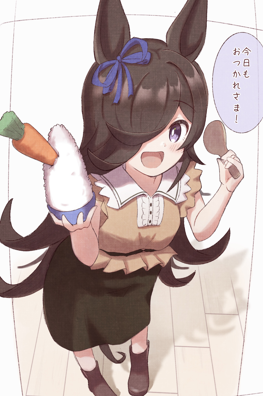 1girl :d absurdres animal_ears black_hair black_skirt bowl brown_footwear brown_shirt carrot collared_shirt commentary_request hair_over_one_eye highres holding holding_bowl holding_spoon horse_ears horse_girl horse_tail indoors long_hair looking_at_viewer rice rice_bowl rice_shower_(umamusume) shamoji shirt shoes skirt sleeveless sleeveless_shirt smile solo spoon standing sunanuko_(ramuneko) tail translation_request umamusume very_long_hair violet_eyes white_background wooden_floor