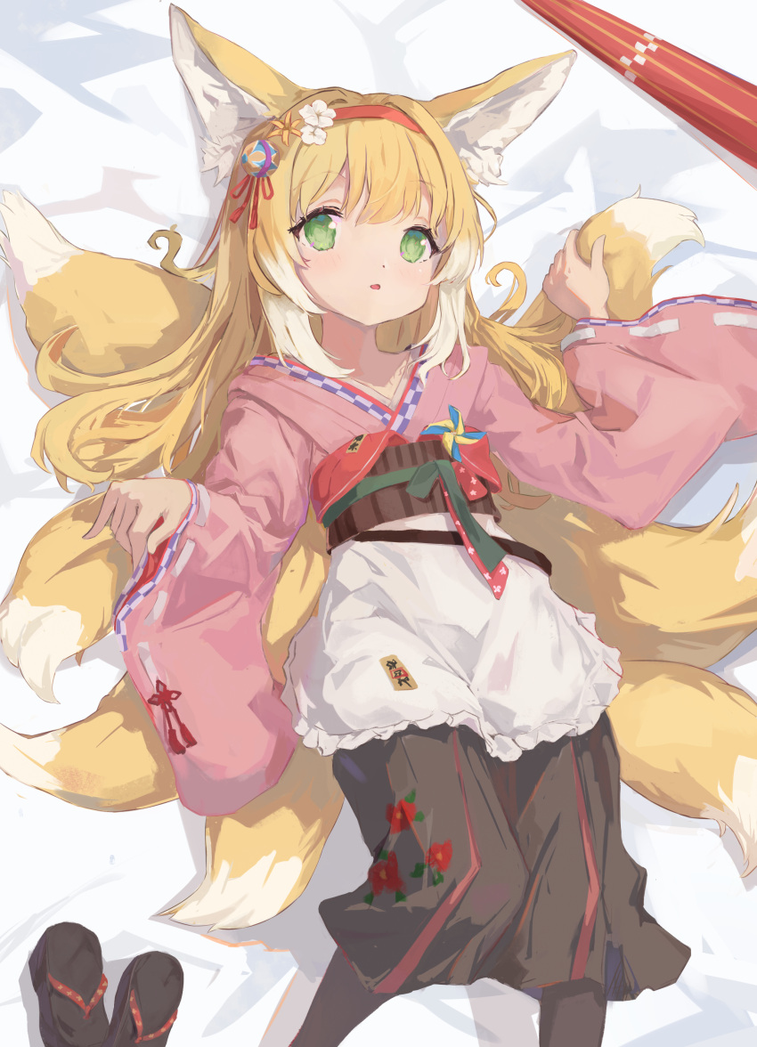 1girl absurdres animal_ear_fluff animal_ears apron arknights black_hakama black_pantyhose blonde_hair chinese_commentary chinese_knot closed_umbrella commentary feet_out_of_frame floral_print flower fox_ears fox_girl fox_tail frilled_apron frills green_eyes hair_flower hair_ornament hairband hakama hakama_skirt highres japanese_clothes kimono kitsune kyuubi long_sleeves lying multicolored_hair multiple_tails obi official_alternate_costume oil-paper_umbrella okobo on_back pantyhose parted_lips pink_kimono pinwheel pleated_skirt red_hairband red_umbrella sandals sandals_removed sash skirt solo suzuran_(arknights) suzuran_(yukibare)_(arknights) tail tassel tassel_hair_ornament two-tone_hair umbrella waist_apron white_apron white_hair wide_sleeves yuishia