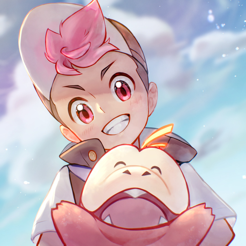 1girl blurry blurry_background blush clouds commentary day fuecoco grin hat head_tilt highres ito_haruko looking_at_viewer outdoors pink_eyes pink_hair pokemon pokemon_(anime) pokemon_(creature) pokemon_horizons roy_(pokemon) shirt short_hair short_sleeves sky smile teeth upper_body