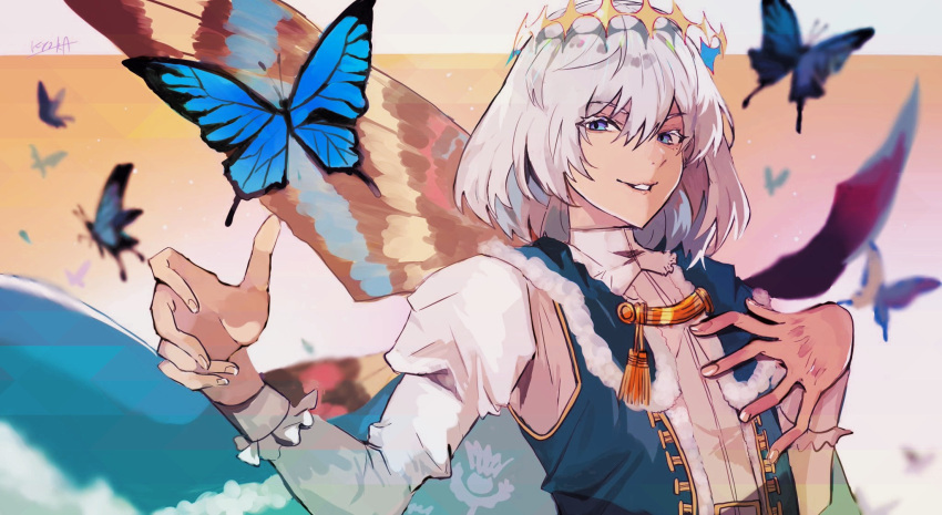 1boy arthropod_boy blue_dress blue_eyes bug butterfly butterfly_wings cape crown diamond_hairband dress fate/grand_order fate_(series) frills fur-trimmed_cape fur_trim highres insect_wings kyouka_(exclamationmark) long_sleeves looking_at_viewer male_focus medium_hair oberon_(fate) signature smile solo upper_body wings