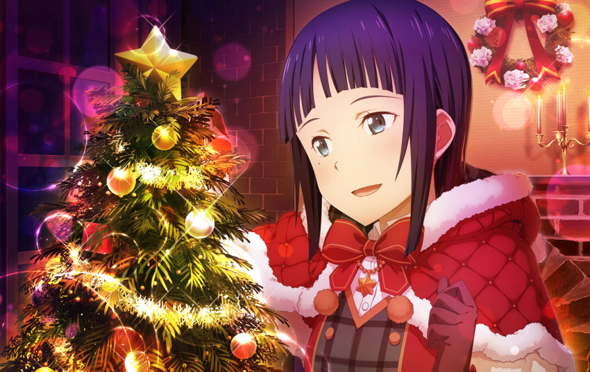 1girl :d alternate_costume blue_eyes blunt_bangs bow bowtie brown_gloves candle capelet christmas_tree collared_shirt dress_shirt fur-trimmed_capelet fur_trim game_cg gloves lens_flare looking_at_viewer mole mole_under_eye open_mouth purple_hair red_bow red_bowtie red_capelet sachi_(sao) shirt short_hair smile solo sparkle sword_art_online upper_body white_shirt wing_collar