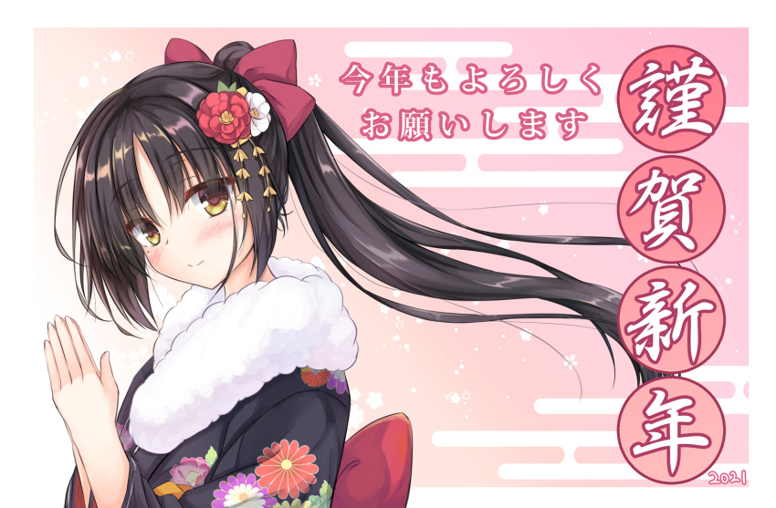 1girl 2021 alternate_hairstyle black_hair black_kimono blush bow cafe_stella_to_shinigami_no_chou closed_mouth commentary_request dated eyelashes eyes_visible_through_hair floral_print flower framed from_side fur-trimmed_kimono fur_trim hair_between_eyes hair_bow hair_flower hair_ornament half_updo hands_up happy_new_year highres igarashi_kenji japanese_clothes kimono long_hair looking_at_viewer mole mole_under_eye nengajou new_year parted_bangs pink_background ponytail praying red_bow red_flower shiki_natsume simple_background smile solo translation_request upper_body very_long_hair white_flower white_fur yellow_eyes