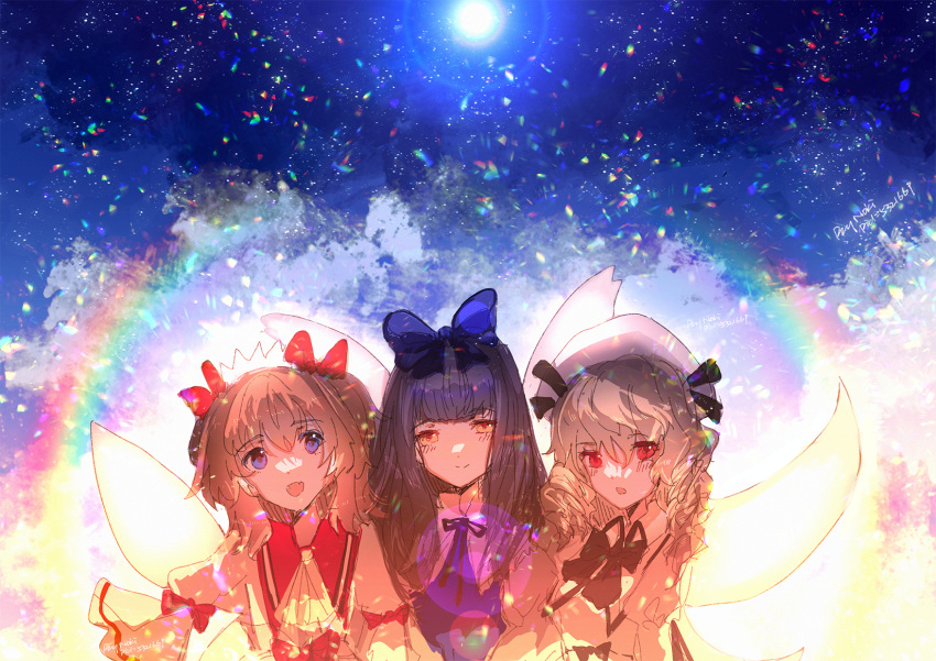 3girls black_bow black_bowtie black_hair blue_bow blue_eyes bow bowtie brown_eyes clouds commentary hair_bow headdress highres long_hair long_sleeves looking_at_viewer luna_child moenoki multiple_girls open_mouth orange_hair outdoors rainbow red_eyes star_sapphire sunny_milk symbol-only_commentary touhou touhou_sangetsusei two_side_up upper_body white_headwear wings yellow_wings
