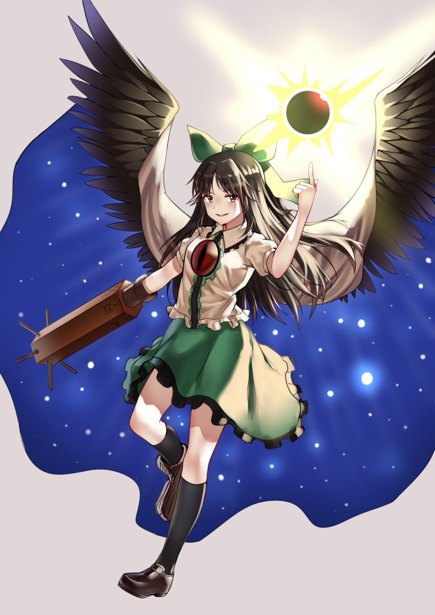 1girl absurdres ailu_elf arm_cannon bird_wings black_footwear black_socks black_sun black_wings bow cape chinese_commentary commentary_request frilled_shirt frilled_skirt frills full_body green_bow green_skirt grey_background hair_bow highres reiuji_utsuho shirt short_sleeves simple_background skirt socks solo starry_sky_print sun third_eye touhou weapon white_cape white_shirt wings