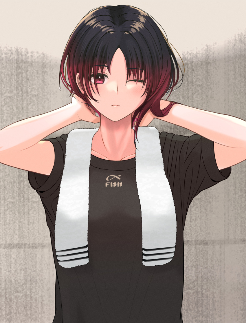 1girl rn absurdres against_wall arms_behind_head black_hair black_shirt bob_cut breasts check_commentary collarbone commentary_request gradient_hair grey_background hair_strand hatogayar highres kisaragi_ren_(vtuber) light_blush light_frown looking_at_viewer multicolored_hair one_eye_closed parted_bangs partial_commentary red_eyes redhead shirt short_hair short_sleeves small_breasts solo stone_wall t-shirt tomboy towel