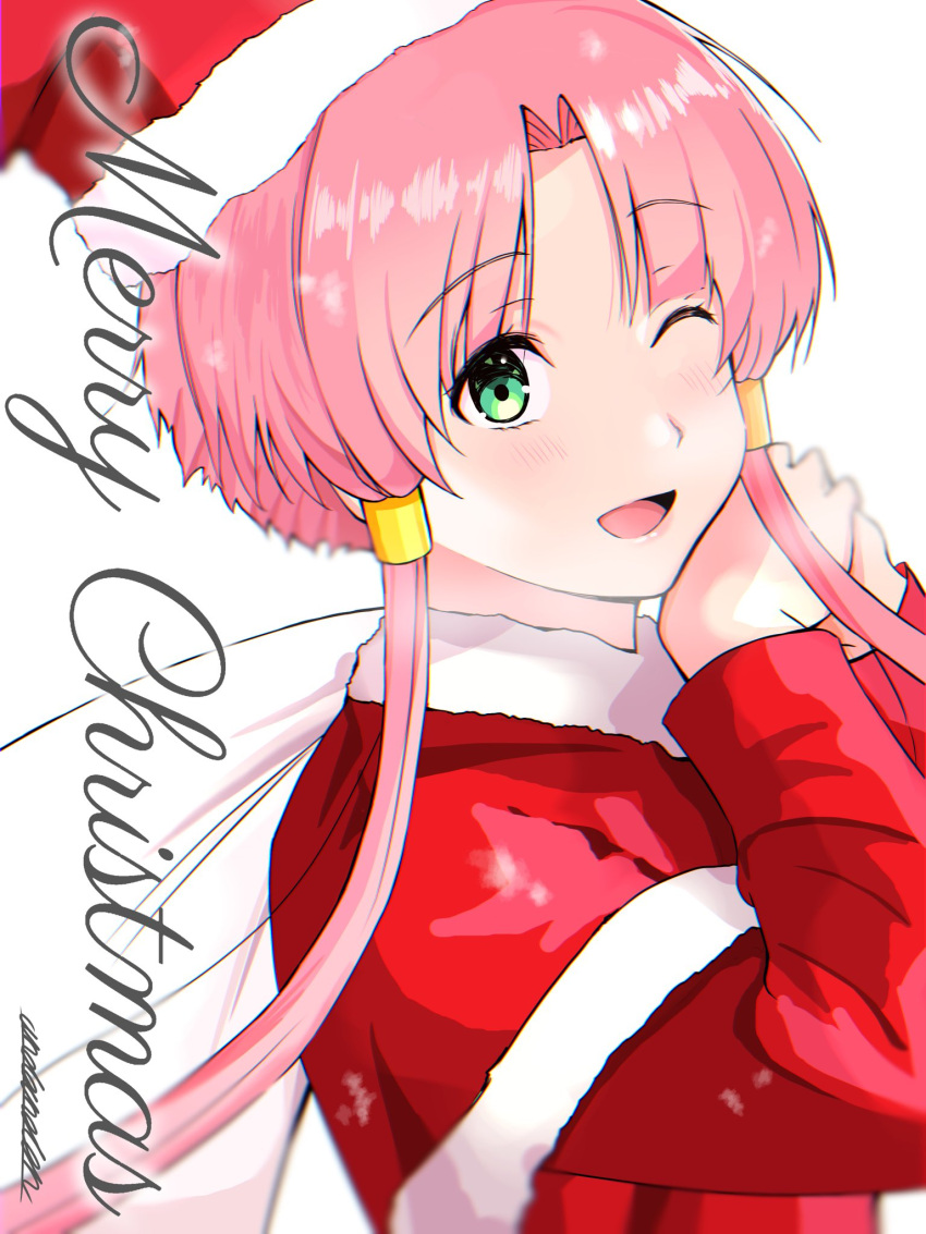 1girl alternate_costume andanden aria capelet fur_trim green_eyes hair_tubes hands_up hat highres holding holding_sack long_sleeves merry_christmas mizunashi_akari one_eye_closed open_mouth parted_bangs pink_hair red_capelet red_headwear sack santa_costume santa_hat short_hair_with_long_locks signature simple_background solo upper_body white_background