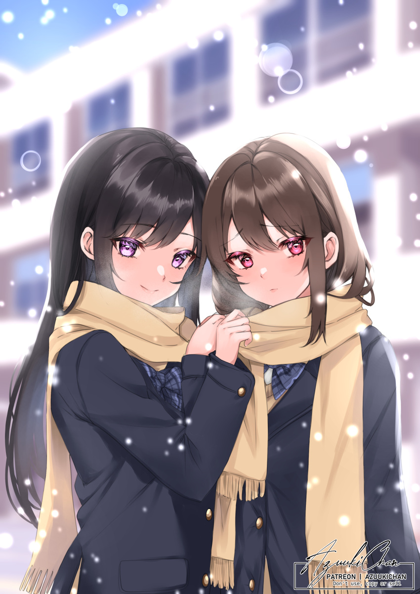 2girls absurdres artist_name azuukichan black_hair black_jacket blue_bow blurry blurry_background blush bow brown_hair closed_mouth commentary_request day highres jacket long_hair long_sleeves looking_at_viewer multiple_girls original outdoors pink_eyes scarf school_uniform shirt smile violet_eyes white_shirt yellow_scarf