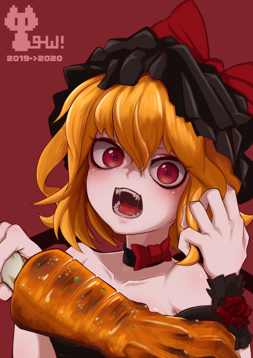 1girl absurdres alternate_costume aqua_pupils bare_shoulders black_choker black_headwear blonde_hair bow bow_choker choker collarbone eyelashes flandre_scarlet flower food hair_between_eyes hat hat_bow highres holding holding_food looking_at_viewer open_mouth red_background red_bow red_eyes red_flower red_rose ringed_eyes rose sakumochi_(pixiv4431677) saliva sharp_teeth short_hair simple_background solo teeth touhou vampire wrist_flower