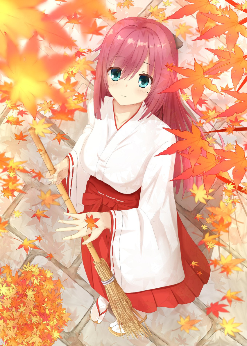 1girl alternate_costume aqua_eyes autumn autumn_leaves blurry blush breasts broom closed_mouth commentary_request day depth_of_field eyelashes eyes_visible_through_hair foreshortening from_above full_body geta highres holding holding_broom japanese_clothes kimono large_breasts long_hair long_sleeves looking_at_viewer maniwa_roka miko mole mole_under_eye omu_oshiron open_hand outdoors purple_hair red_skirt senren_banka skirt smile solo standing tabi very_long_hair white_kimono wide_sleeves