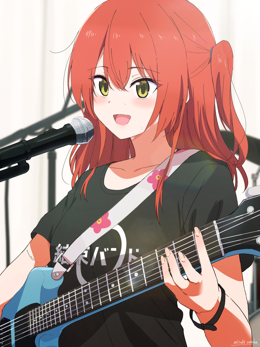 1girl absurdres artist_name black_shirt blush bocchi_the_rock! clothes_writing collarbone electric_guitar green_eyes guitar hair_between_eyes highres holding holding_instrument instrument kita_ikuyo long_hair microphone microphone_stand misaki_nonaka music one_side_up open_mouth playing_instrument redhead shirt short_sleeves signature smile solo upper_body