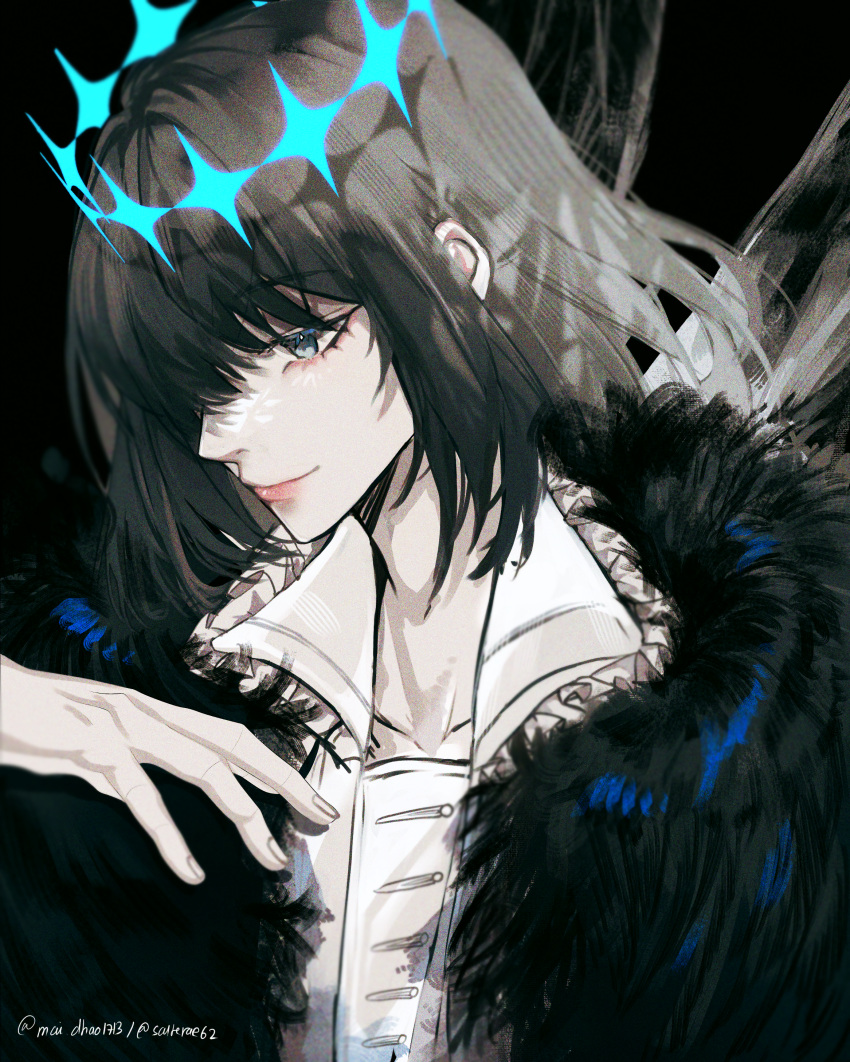 1boy 1other absurdres arthropod_boy black_background blue_eyes cape collared_shirt crown diamond_hairband dragonfly_wings fate/grand_order fate_(series) fur-trimmed_cape fur_trim grey_hair highres insect_wings maidhao male_focus medium_hair oberon_(fate) oberon_(third_ascension)_(fate) profile shirt signature simple_background smile solo upper_body white_shirt wings