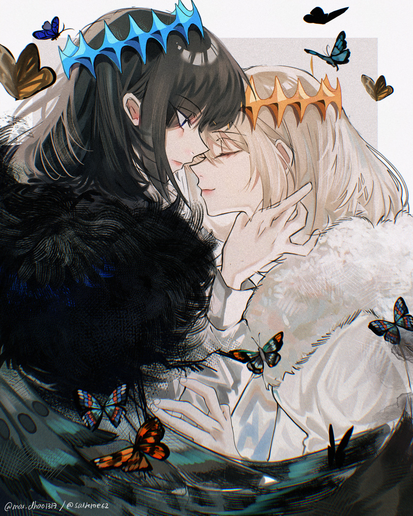 1boy absurdres arthropod_boy black_hair blue_eyes bug butterfly cape cloak closed_eyes crown diamond_hairband fate/grand_order fate_(series) fur-trimmed_cape fur-trimmed_cloak fur_trim highres long_sleeves maidhao male_focus medium_hair multiple_persona oberon_(fate) oberon_(third_ascension)_(fate) profile signature simple_background solo upper_body white_background white_hair