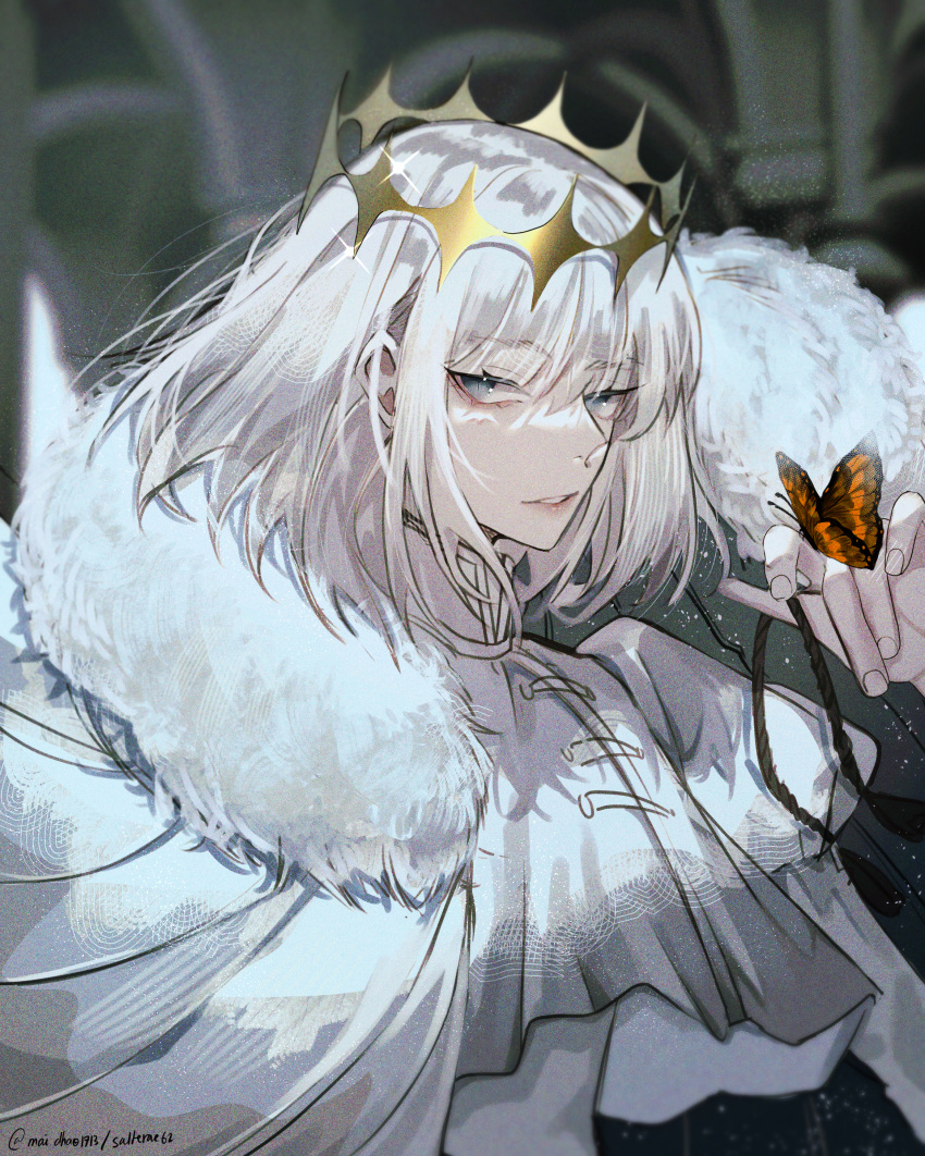 1boy absurdres arthropod_boy blue_eyes bug butterfly cloak crown diamond_hairband fate/grand_order fate_(series) fur-trimmed_cloak fur_trim highres insect_on_finger long_sleeves maidhao male_focus medium_hair no_wings oberon_(fate) signature smile solo upper_body white_cloak white_hair