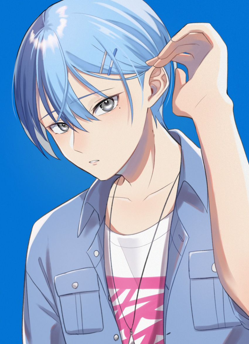 1boy adjusting_hair aoyagi_touya blue_background blue_hair breast_pocket buttons commentary_request dark_blue_hair grey_eyes hair_between_eyes hair_ornament hairpin highres jacket jewelry looking_at_viewer male_focus mole mole_under_eye multicolored_hair multiple_hairpins necklace open_clothes open_jacket pocket project_sekai short_hair simple_background solo split-color_hair two-tone_hair upper_body yk62