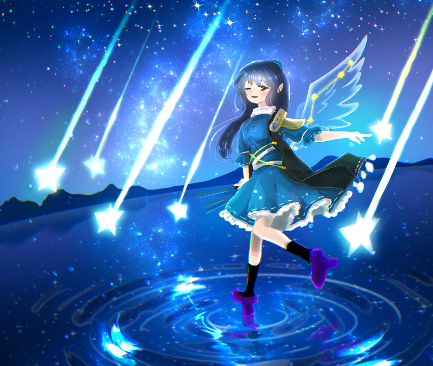 1girl black_hair black_socks blue_dress blue_headwear commentary_request constellation dress falling_star full_body geta hat highres iizunamaru_megumu long_hair looking_at_viewer mountainous_horizon one_eye_closed open_mouth outdoors pointy_ears purple_footwear red_eyes reflection reflective_water shoulder_guard sky socks solo star_(sky) star_(symbol) starry_sky tengu-geta tokin_hat touhou wings yuki_mizuhashi