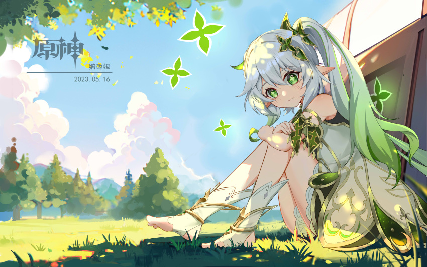 1girl 2023 absurdres anklet arm_strap blue_sky closed_mouth dated dress floating_hair from_side full_body genshin_impact gradient_hair green_eyes green_hair hair_between_eyes highres jewelry long_hair multicolored_hair nahida_(genshin_impact) oni_gaka pointy_ears sitting sky smile solo symbol-shaped_pupils twintails very_long_hair white_hair