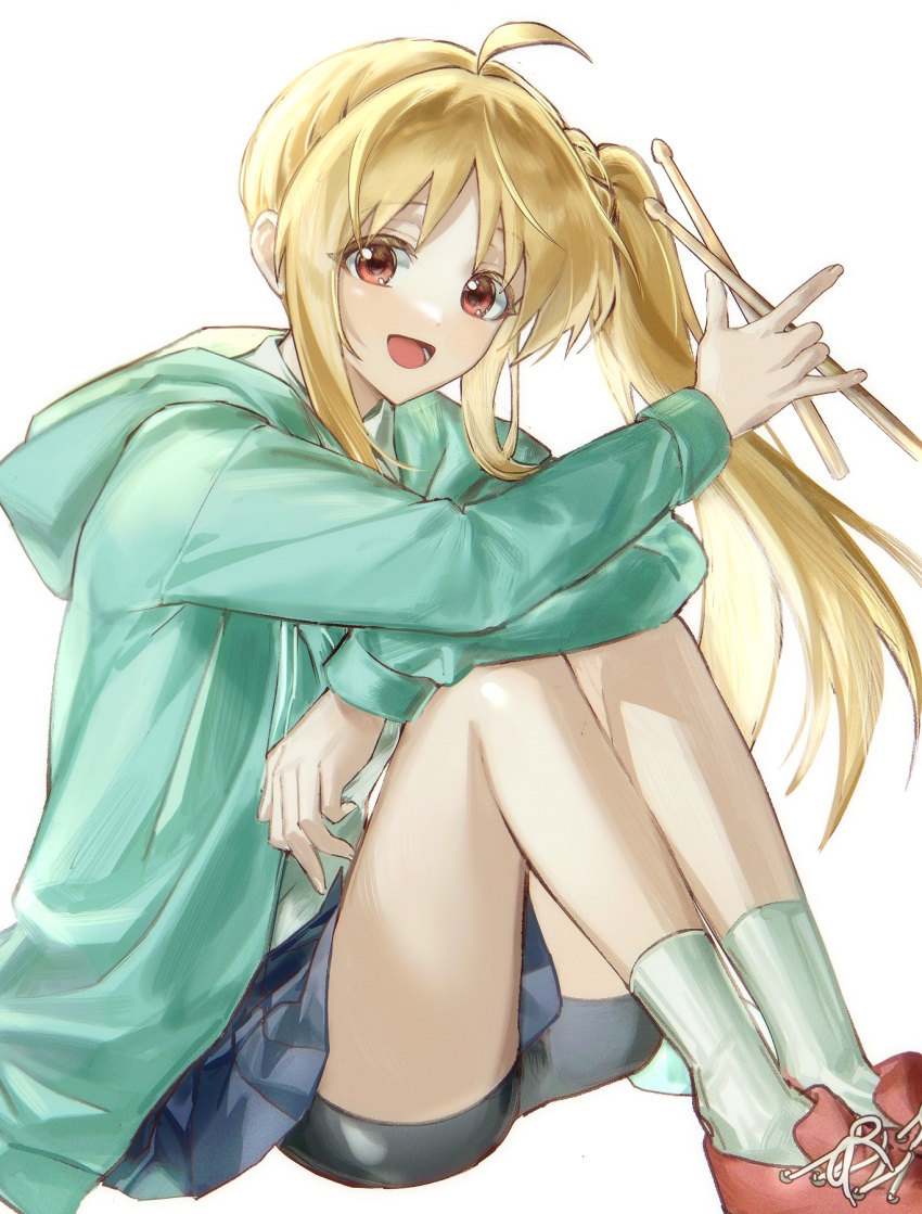 1girl ahoge blonde_hair blue_skirt bocchi_the_rock! drumsticks green_jacket highres holding holding_drumsticks hood hooded_jacket ijichi_nijika jacket long_hair long_sleeves one_side_up open_mouth pleated_skirt red_eyes red_footwear shoes simple_background skirt smile socks solo white_background white_socks zuzu_(wckd7545)