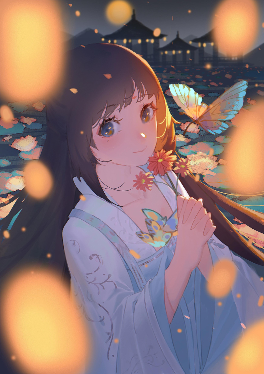 1girl absurdres architecture black_eyes black_hair blue_butterfly blurry blurry_background bug butterfly chinese_clothes chrysanthemum closed_mouth dress east_asian_architecture fireflies flower from_above hands_up hanfu highres holding holding_flower interlocked_fingers lily_pad long_hair long_sleeves looking_at_viewer moonlight_blade night outdoors own_hands_together pond red_flower smile solo upper_body water_lily_flower white_dress wide_sleeves yi_er_san