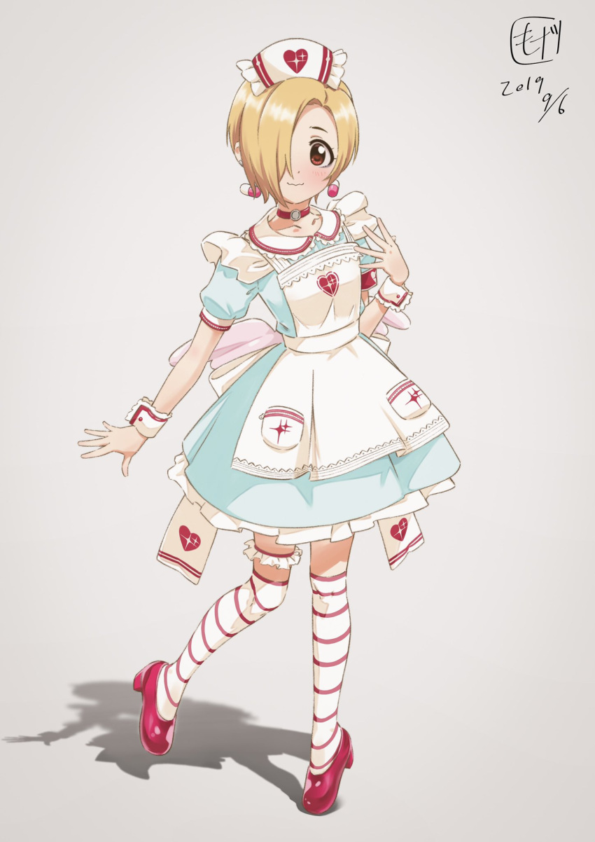 1girl alternate_costume apron blonde_hair blue_dress blush bow choker closed_mouth collar collarbone cosplay dated dot_nose dress dress_bow earrings fake_wings flat_chest frilled_collar frilled_skirt frills full_body hair_over_one_eye hand_up hat heart heart_on_chest heart_print high_heels highres idolmaster idolmaster_cinderella_girls idolmaster_cinderella_girls_starlight_stage illust_audio jewelry kneehighs layered_skirt leg_up looking_at_viewer low_wings nurse_cap open_hands pill_earrings red_choker red_eyes red_footwear ribbon shadow shirasaka_koume short_hair short_sleeves signature skirt smile socks solo standing standing_on_one_leg striped striped_socks thigh_strap wavy_mouth white_apron white_background white_bow white_ribbon white_socks white_wrist_cuffs wings yumemi_riamu yumemi_riamu_(cosplay)