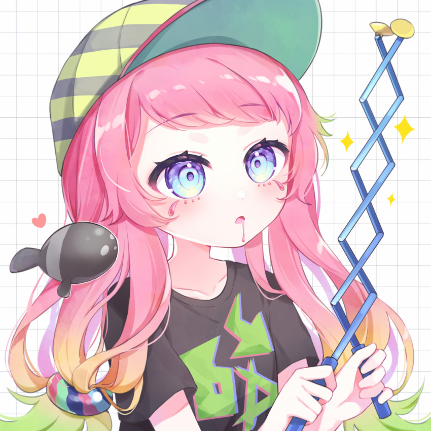 1girl :o baseball_cap black_shirt blush collarbone commentary_request drooling eyelashes fish gradient_hair green_hair grid_background hands_up harmony's_clownfish_(splatoon) harmony_(splatoon) hat heart highres holding long_hair low-tied_long_hair low_twintails multicolored_hair nemuri_(nemu729o) nintendo_ultra_hand open_mouth orange_hair pink_hair print_shirt shirt short_sleeves sidelocks simple_background solo sparkle splatoon_(series) splatoon_3 striped striped_headwear swept_bangs t-shirt twintails upper_body violet_eyes white_background