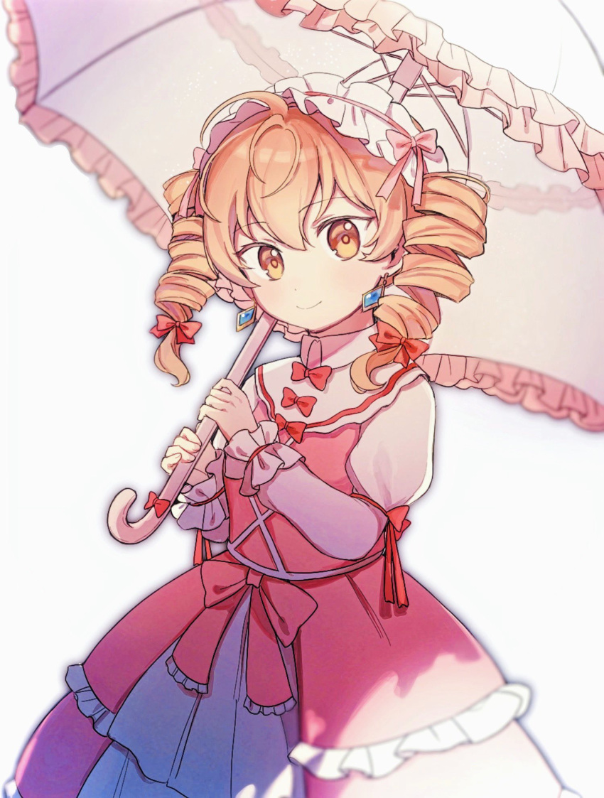 1girl alternate_costume bow closed_mouth dress drill_hair earrings hair_between_eyes highres holding holding_umbrella jewelry layered_dress long_hair long_sleeves orange_eyes orange_hair pink_dress red_bow simple_background sleeve_garter smile solo sweetpotatojelly touhou twin_drills twintails umbrella white_background white_dress yorigami_jo'on