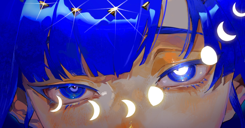 1other androgynous blue_eyes blue_hair blunt_bangs chinese_commentary close-up colored_eyelashes commentary crystal_hair eye_focus glint highres houseki_no_kuni looking_at_viewer mismatched_pupils moon_phases other_focus phosphophyllite phosphophyllite_(ll) short_hair solo spoilers xiaoxiaoguguzi