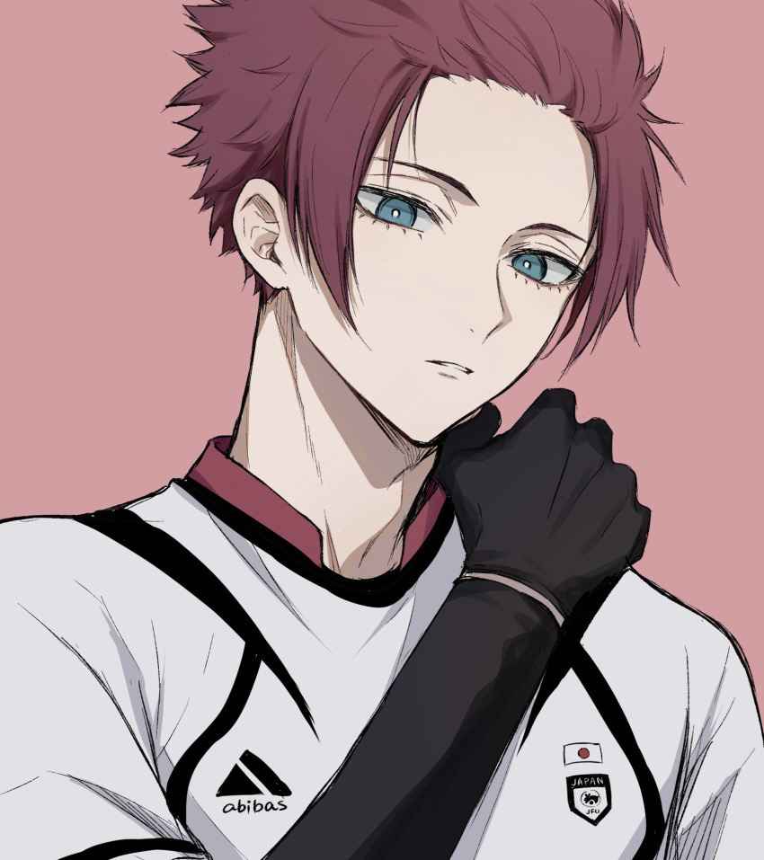 1boy black_gloves blue_lock bright_pupils commentary_request gloves green_eyes highres itoshi_sae long_hair male_focus moco_(1553561764583079936) parted_lips pink_background purple_hair short_hair simple_background soccer_uniform solo sportswear upper_body very_long_hair white_pupils