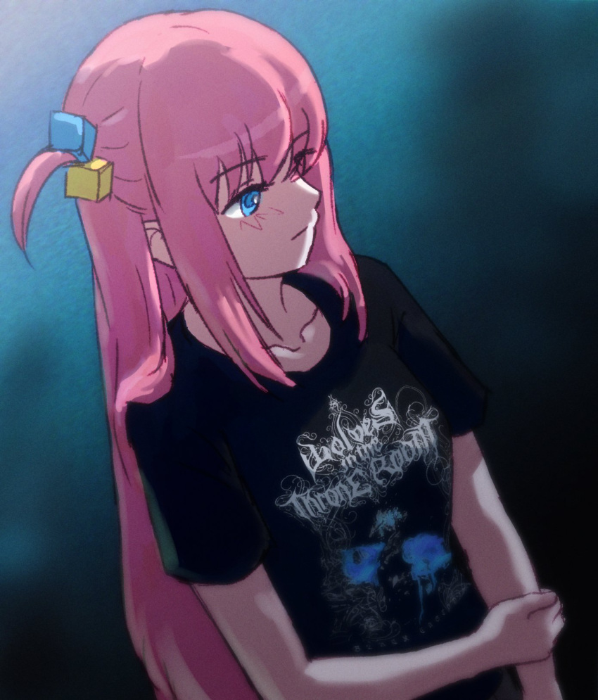 1girl :| band_shirt black_shirt blue_eyes bocchi_the_rock! closed_mouth collarbone cube_hair_ornament film_grain gotou_hitori hair_ornament hand_on_own_arm highres long_hair merchandise one_side_up pink_hair shirt solo t-shirt very_long_hair wolves_in_the_throne_room_(band) zawabug
